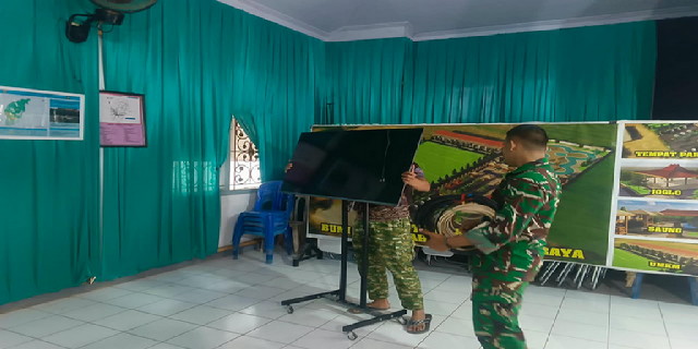 You are currently viewing Di Balik Kelancaran TMMD, Kopda Andi Siapkan Peralatan Komunikasi Pendukung Kegiatan