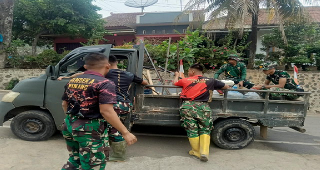 You are currently viewing Gunakan Mobil Pikup, Anggota Satgas TMMD Siap Bergerak Menuju Lokasi Pembangunan