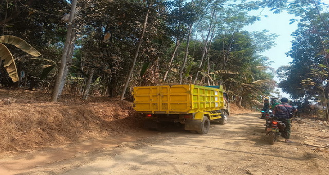 You are currently viewing Tak Gentar Hadapi Medan Sulit, Truk Dump Berjuang Antar Material Demi Kelancaran TMMD