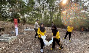 You are currently viewing Perkuat Gotong Royong, Polsek Baradatu Gelar Bakti Religi di Dua TPU Baradatu