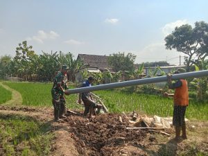 Read more about the article Babinsa dan Warga Sewulan Bergotong Royong, Perkuat Irigasi untuk Dukung Pertanian