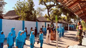 Read more about the article Latih Baris Berbaris, Babinsa Kodim Ponorogo Tanamkan Disiplin Kepada Siswa Sejak Dini
