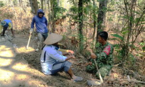 Read more about the article Di Tengah Pelaksanaan TMMD, Babinsa Ngajaran Tampung Masukan Warga