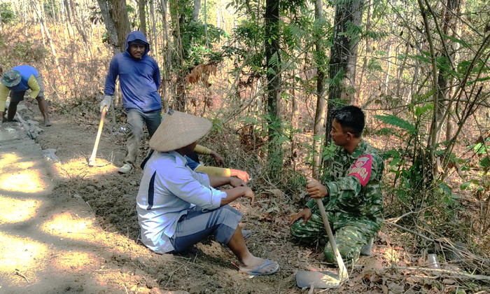 Read more about the article Di Tengah Pelaksanaan TMMD, Babinsa Ngajaran Tampung Masukan Warga