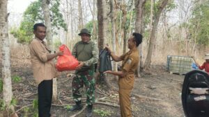 Read more about the article Perangkat Desa Ngajaran Berikan Snack untuk Personel Satgas TMMD