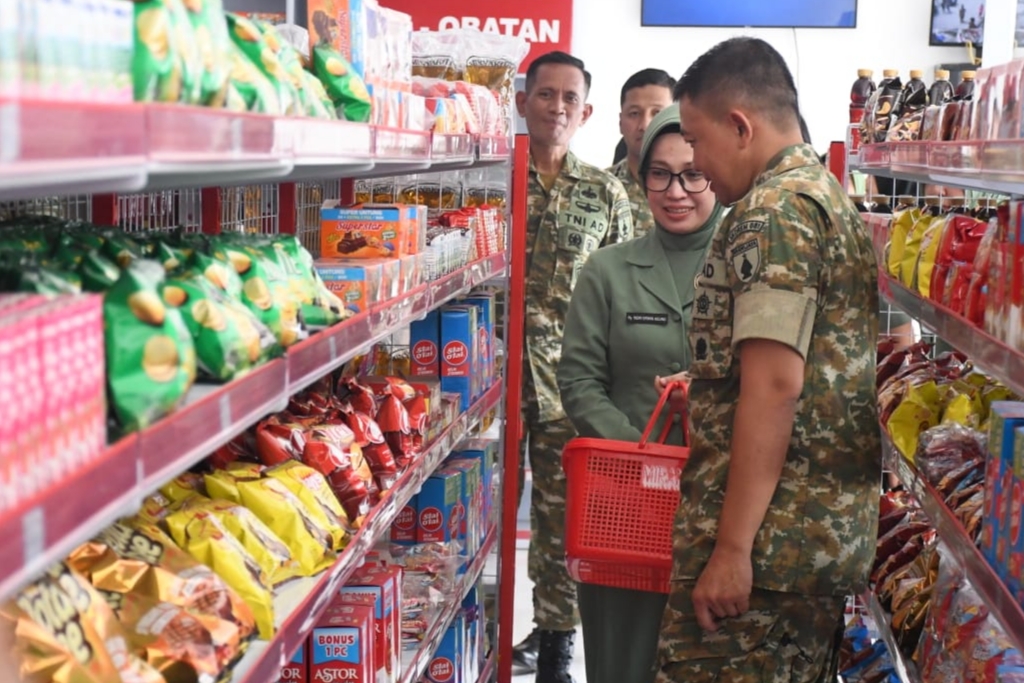 You are currently viewing Danrem Erwin Belanja di Kopdes Merah Putih, Warga Akui Harga Lebih Murah