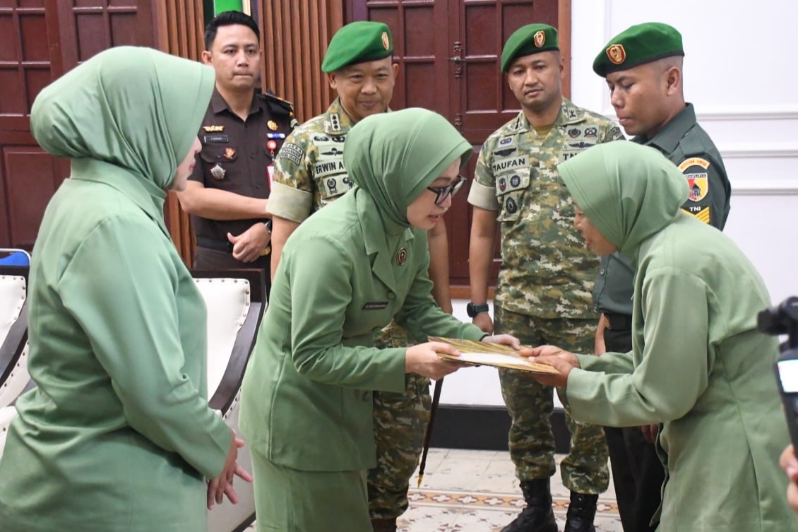 You are currently viewing Danrem Erwin dan Ketua Persit Beri Perhatian Khusus kepada Anggota yang Sakit Menahun