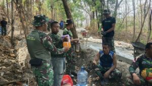 Read more about the article Jaga Stamina di Tengah Pekerjaan, Minuman Jadi Teman Istirahat Satgas TMMD ke-130