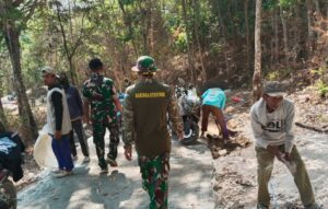 Read more about the article Jersey Kodim 0720/Rembang Warnai Pengecoran Jalan TMMD di Desa Ngajaran