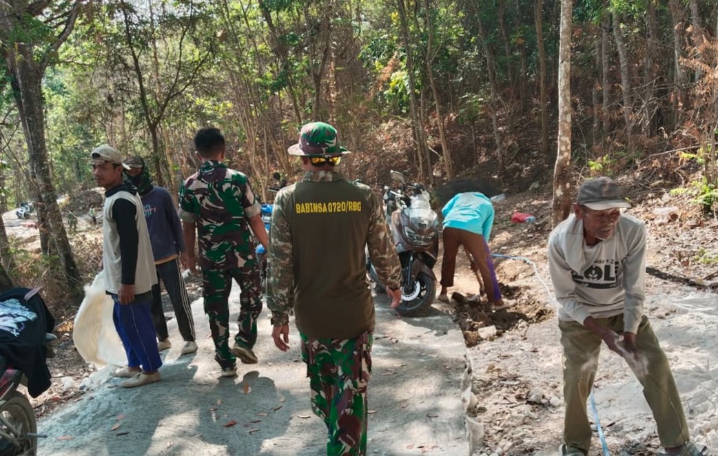 Read more about the article Jersey Kodim 0720/Rembang Warnai Pengecoran Jalan TMMD di Desa Ngajaran