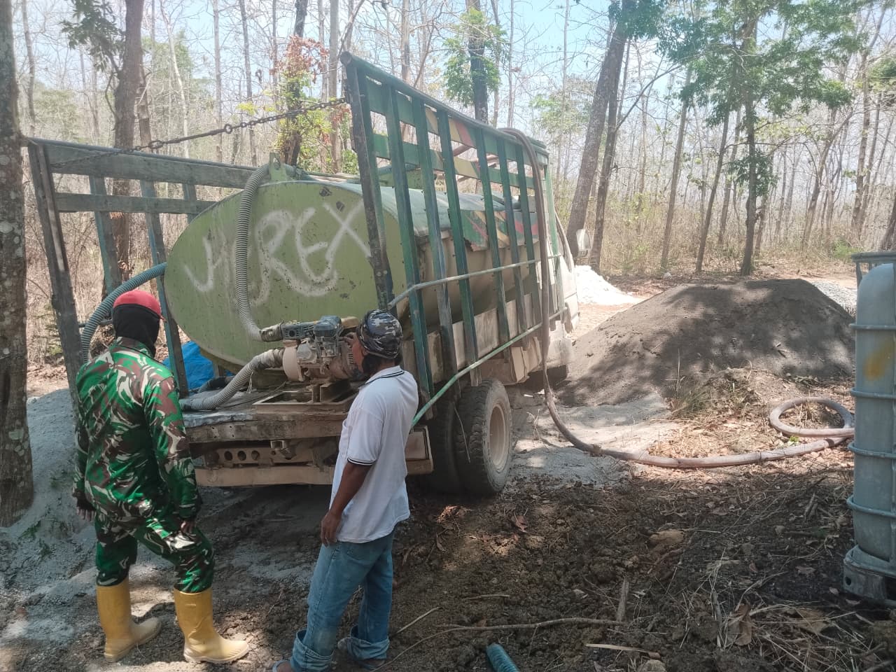 Read more about the article Satgas TMMD Rembang Kerahkan Tangki Air untuk Dukung Pengecoran Jalan Ngajaran