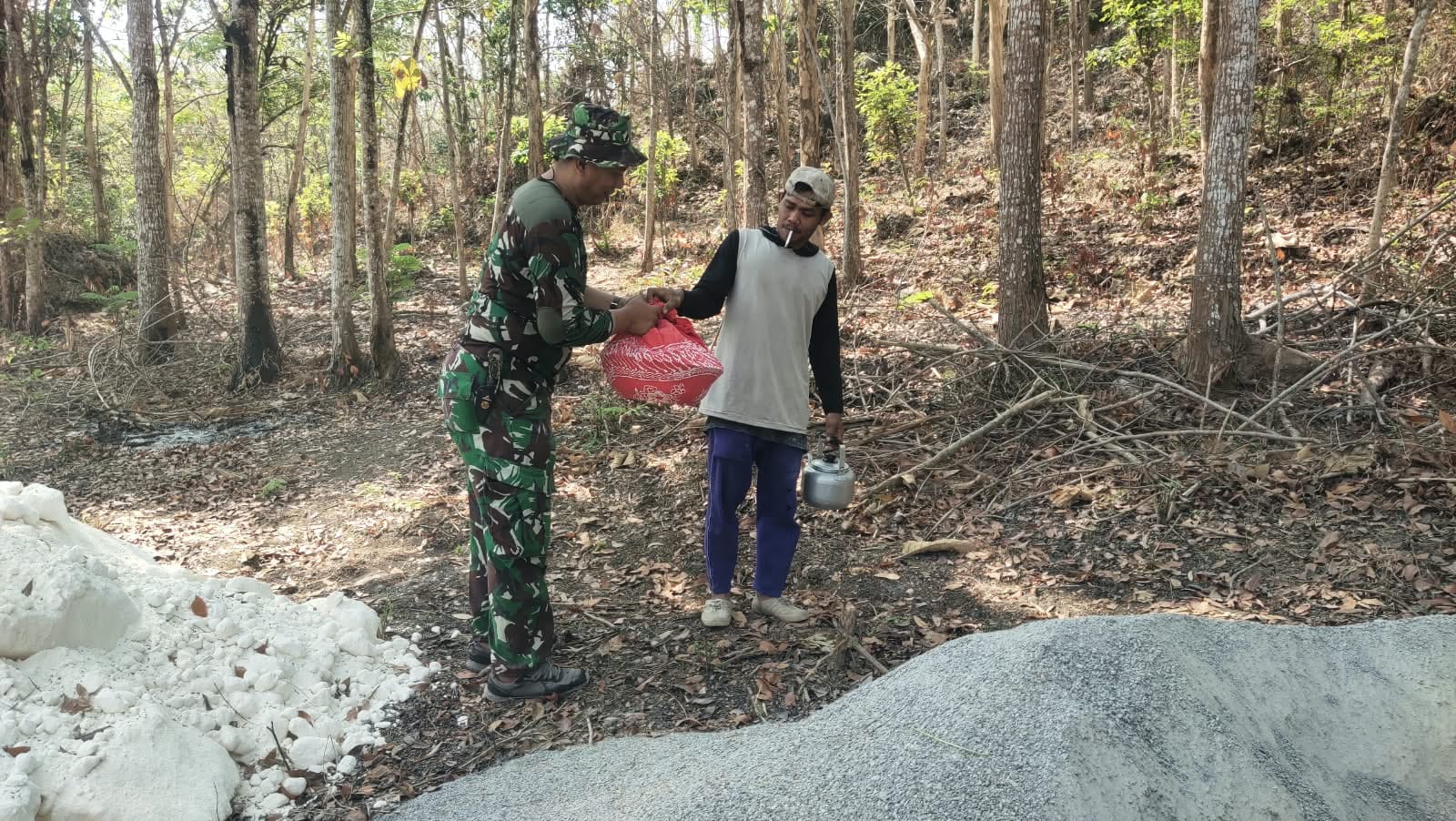 Read more about the article Momen Makan Siang Satgas TMMD di Desa Ngajaran Hadirkan Suasana Berbeda