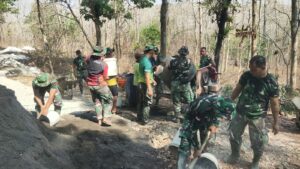 Read more about the article Satgas TMMD dan Warga Sibuk Kejar Target Pembangunan di Desa Ngajaran
