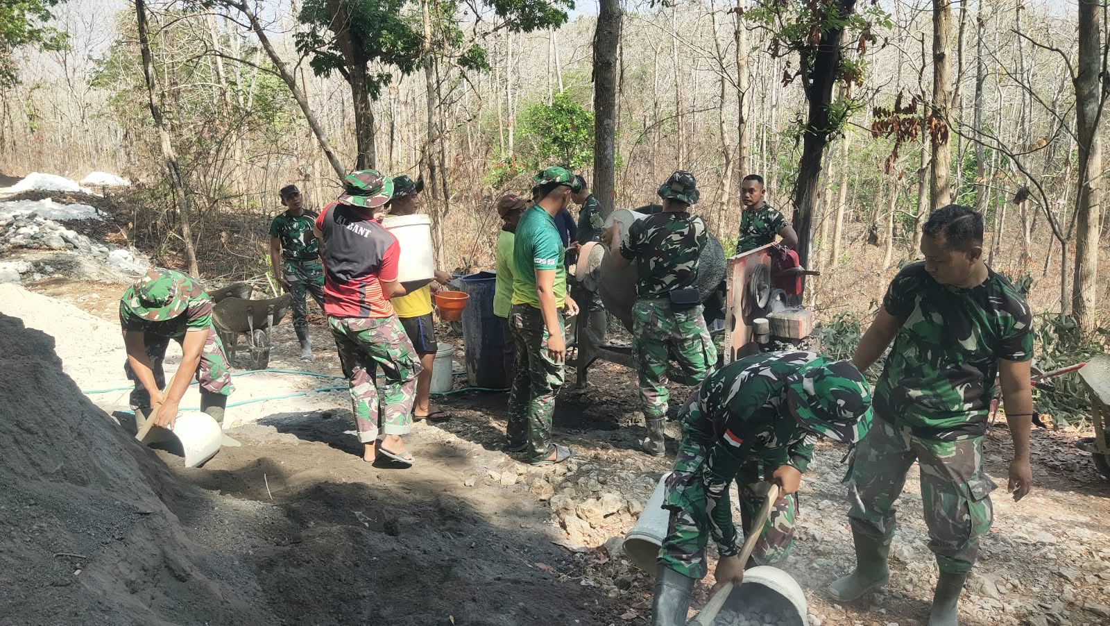 Read more about the article Satgas TMMD dan Warga Sibuk Kejar Target Pembangunan di Desa Ngajaran