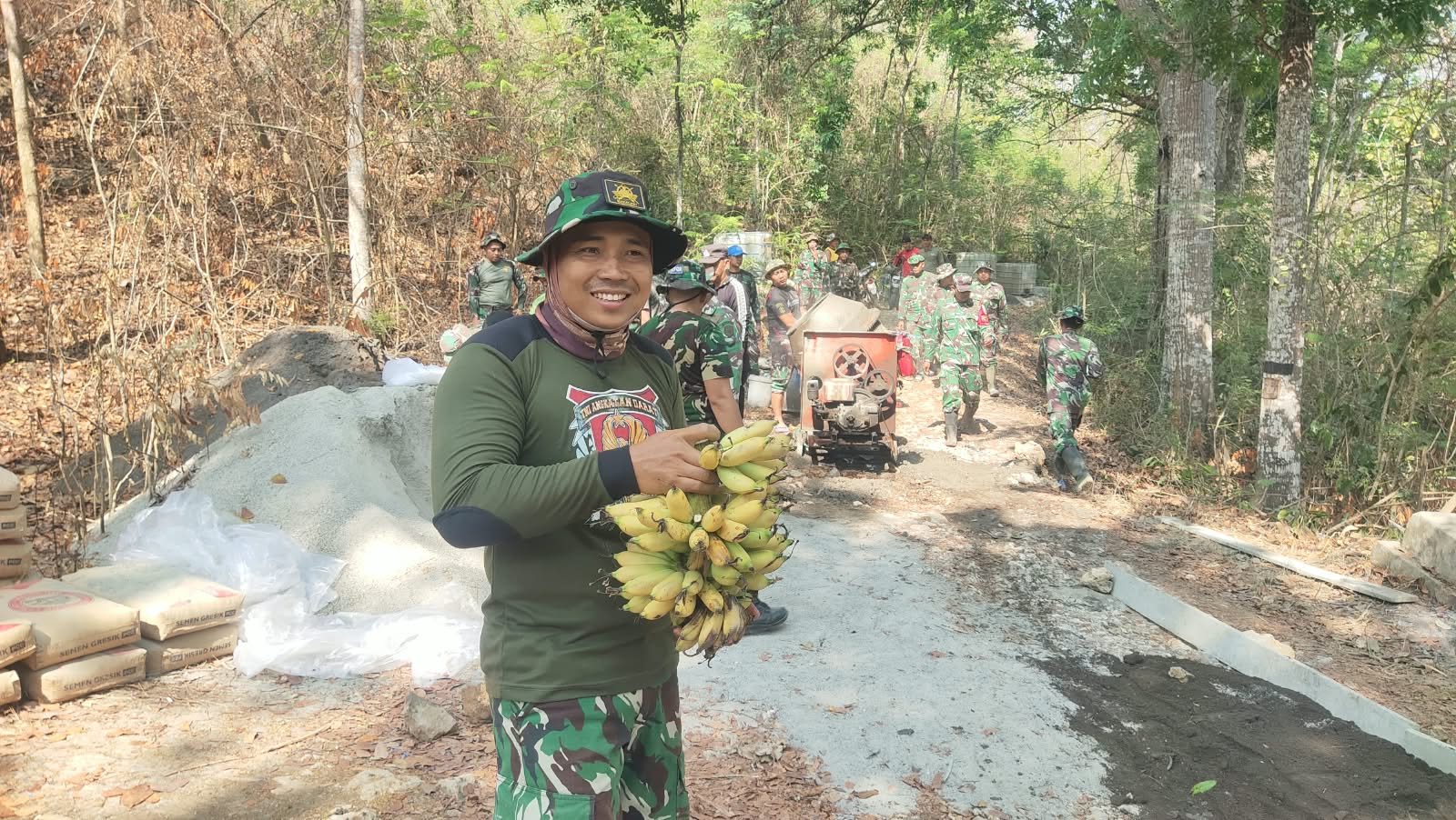 Read more about the article Serda Yanu Terima Pisang dari Warga untuk Dinikmati Bersama Satgas TMMD