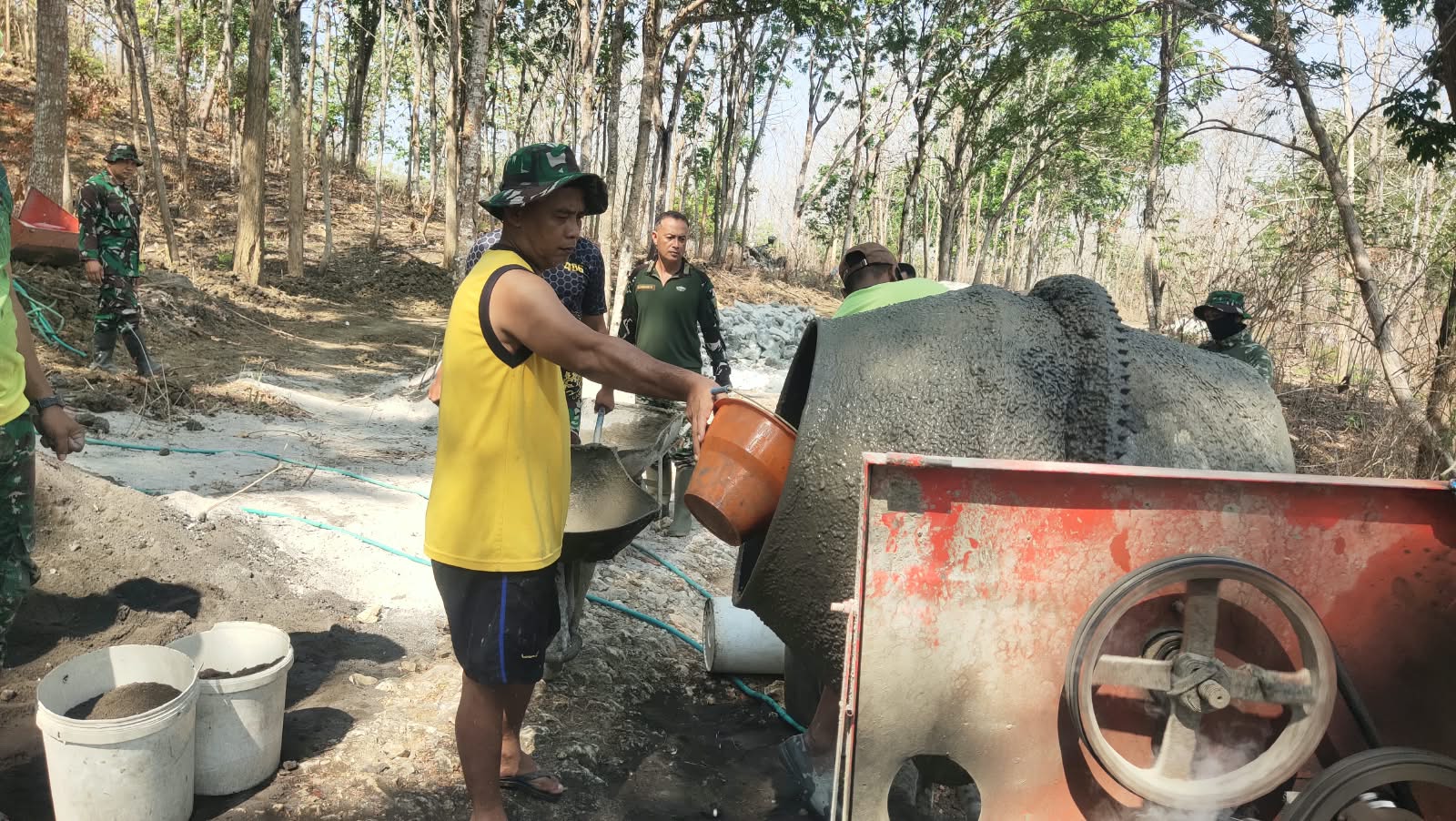 Read more about the article Satgas TMMD Kodim Rembang Kenakan Kaos Tanpa Lengan saat Bekerja