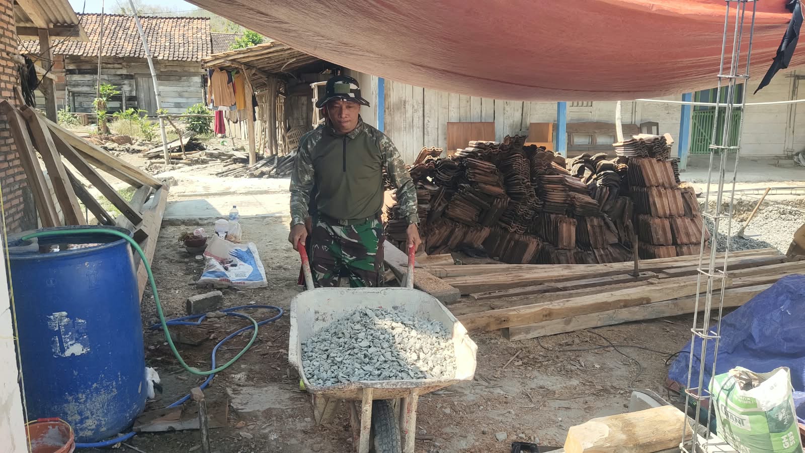 Read more about the article Serka Sutikno Bantu Rehabilitasi RTLH dalam Program TMMD di Ngajaran
