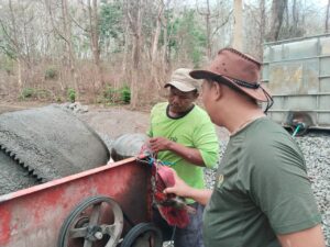 Read more about the article Kenakan Topi Koboy, Satgas TMMD Kodim Rembang Tetap Semangat Cor Jalan