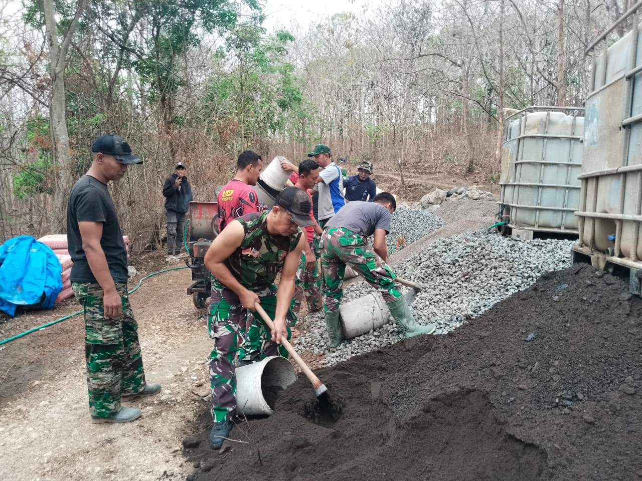 You are currently viewing Satgas TMMD Kodim Rembang Tuntaskan Pengecoran Jalan di Desa Ngajaran