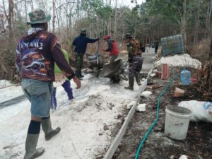 Read more about the article Hamparan Material Putih Bikin Lokasi Cor Jalan TMMD Rembang Tampak Bersalju