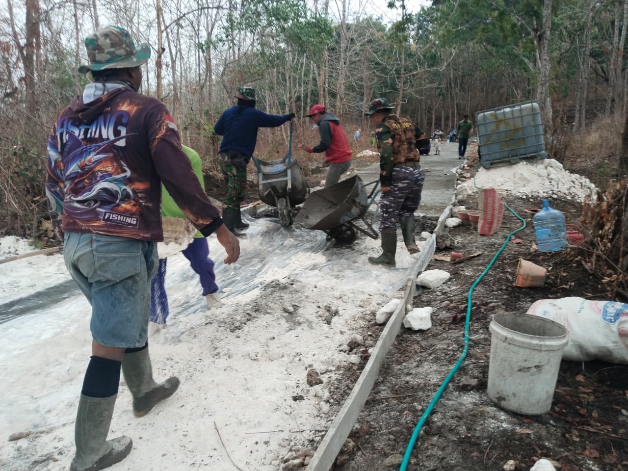 You are currently viewing Hamparan Material Putih Bikin Lokasi Cor Jalan TMMD Rembang Tampak Bersalju
