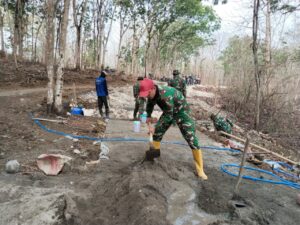 Read more about the article Korlap Pelda Yanto Ikut Bekerja dalam Pengecoran Jalan TMMD Rembang