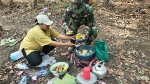 Read more about the article Polo Pendek Temani Waktu Istirahat Personel Satgas TMMD Rembang