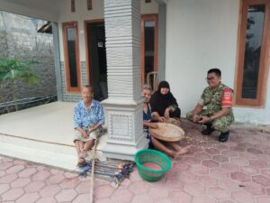 Read more about the article Sertu Soleh Berbincang dengan Warga di Tengah Kegiatan TMMD Rembang