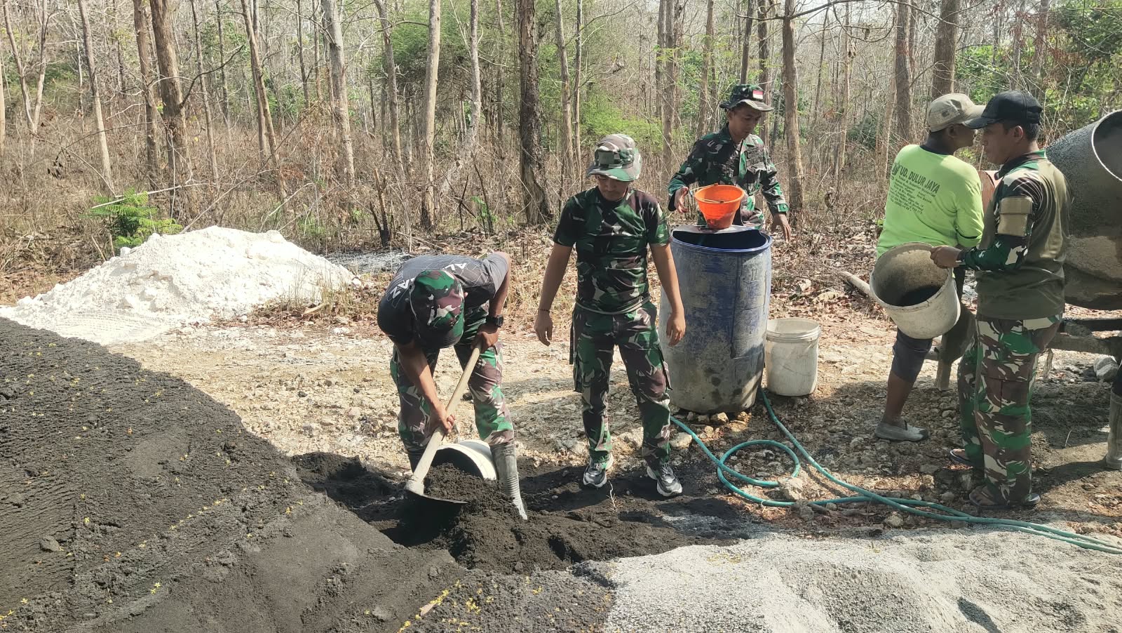 You are currently viewing Pahami Tanggung Jawab, Personel Satgas TMMD Rembang Langsung Bergerak di Lokasi