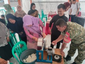 Read more about the article Serma Arifin Tertarik Saksikan Demonstrasi Memasak di Balai Desa Ngajaran