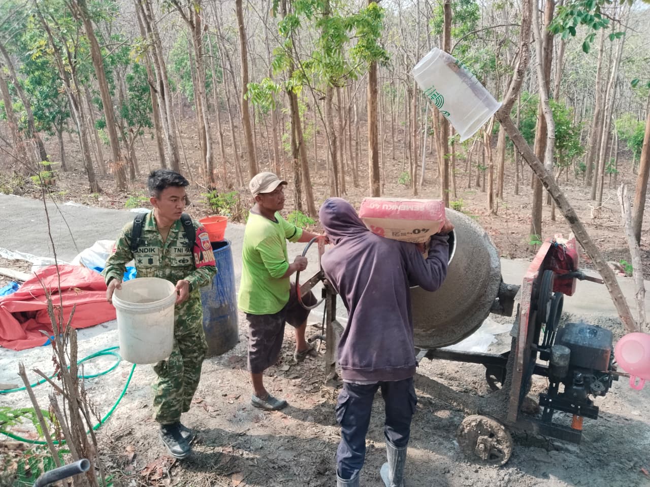 You are currently viewing Babinsa Ngajaran Koptu Andik Ikut Bantu Pengecoran Jalan dalam Program TMMD