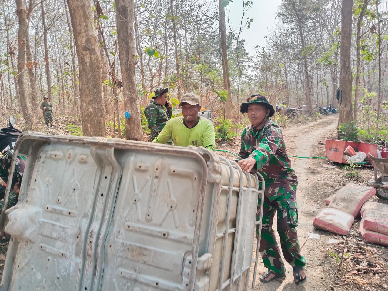 You are currently viewing Tong Air Dipindahkan Satgas TMMD untuk Persiapan Pengecoran Jalan