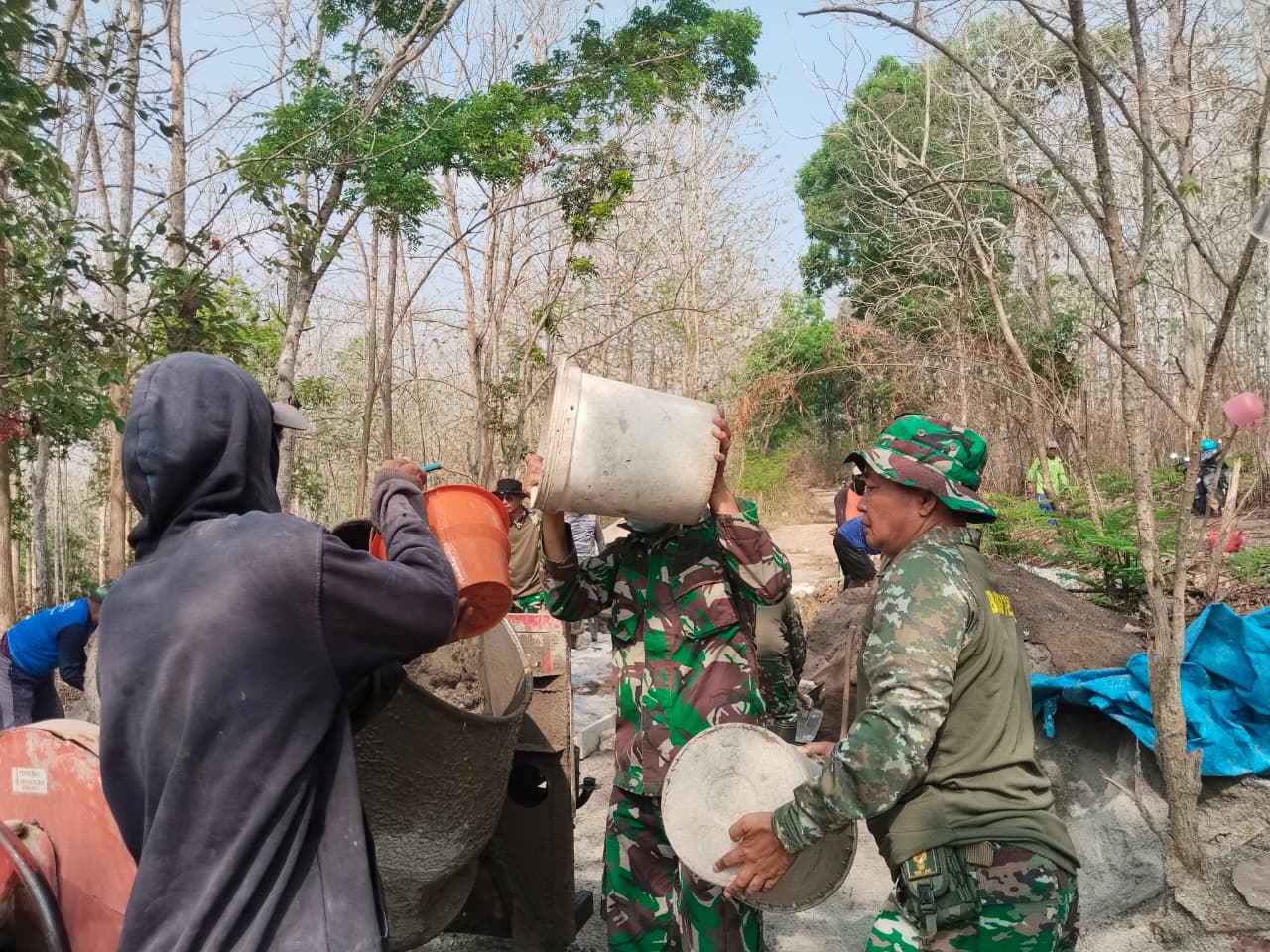 You are currently viewing Gotong Royong Satgas TMMD dan Warga dalam Pengecoran Jalan Desa Ngajaran