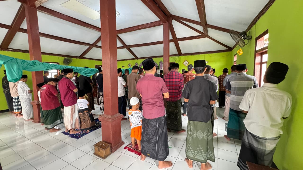 You are currently viewing Satgas TMMD Hentikan Aktivitas Sejenak untuk Persiapan Sholat