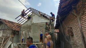 Read more about the article Satgas TMMD Kompak Estafet Genteng dalam Pembangunan RTLH Pak Diki