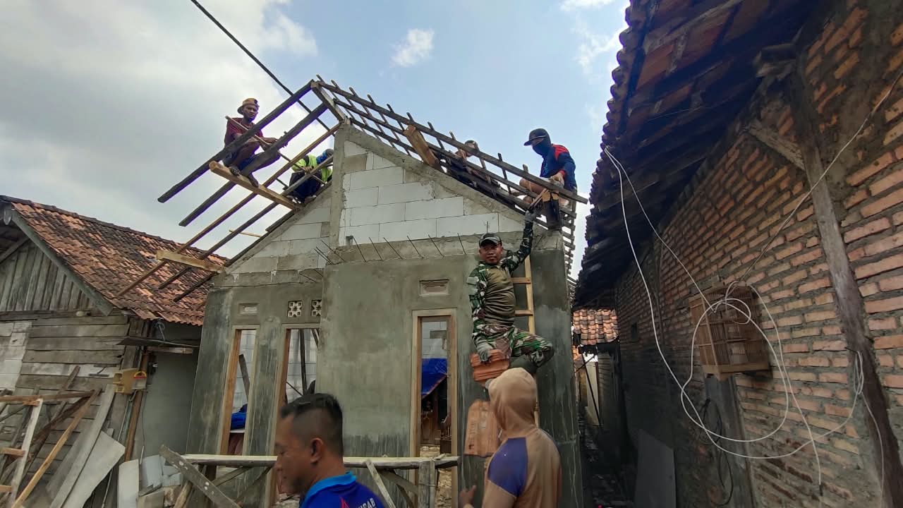 You are currently viewing Satgas TMMD Kompak Estafet Genteng dalam Pembangunan RTLH Pak Diki