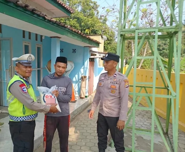 You are currently viewing Polsek Umpu Semenguk Gelar Jumat Berkah dan Salurkan Bantuan Tali Asih ke Pengurus Masjid