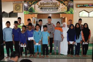 Read more about the article Polres Way Kanan Peringati Maulid Nabi 1448 H dan Santuni Anak Yatim di Masjid Darul Fattah