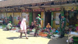 Read more about the article Jaga Stabilitas Harga Sembako, Anggota Koramil Ngrambe Pantau Pasar