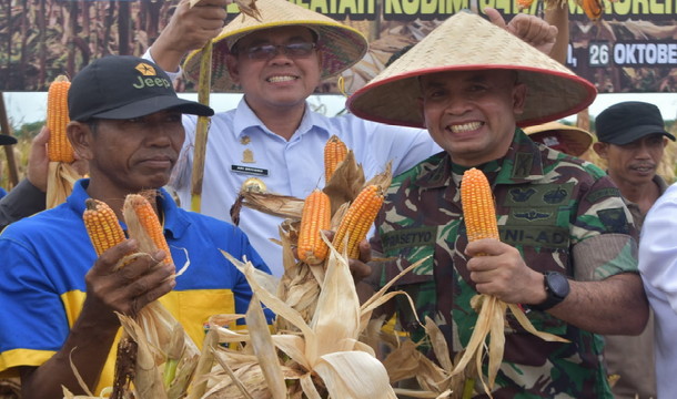 You are currently viewing Kasrem 043/Gatam Hadiri Panen Jagung di Kecamatan Seputih Raman