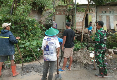 Read more about the article Babinsa Koramil 0801/01 Pacitan Gotong Royong, Bantu Warga Terkena Musibah