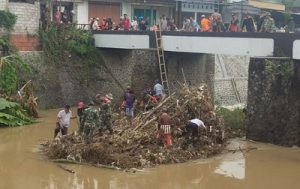 Read more about the article Koramil 0806/06 Gandusari Bantu Warga Bersihkan Rumpun Bambu di Bawah Jembatan