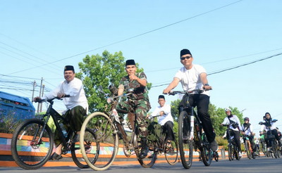 Read more about the article Peringati Hari Santri, Pabung Kodim Madiun Hadiri Sepedaan Kuplukan
