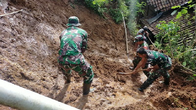 Read more about the article Anggota Kodim 0802/Ponorogo Angkat Tanah Longsor yang Menimpa Rumah Warga