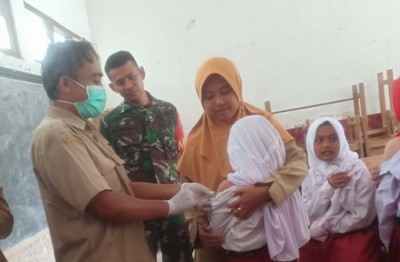 Read more about the article Peran Aktif Babinsa Posramil Karanganyar Amankan Kegiatan Imunisasi di Wilayah