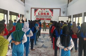 Read more about the article Posramil 0806/Suruh Berikan Latihan Dasar Kepemimpinan Siswa SMK