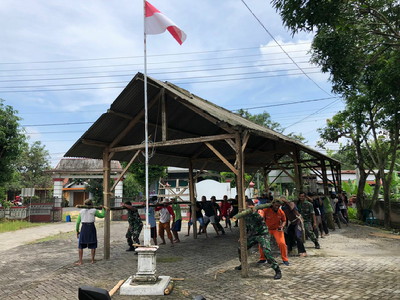 Read more about the article Kekompakan Anggota Posramil Kasreman Gotong-royong bersama Masyarakat