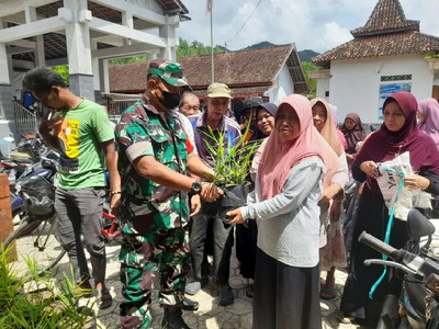 You are currently viewing Babinsa Semarum Dampingi Penyaluran Bantuan Bibit Jahe Merah Bagi Warga