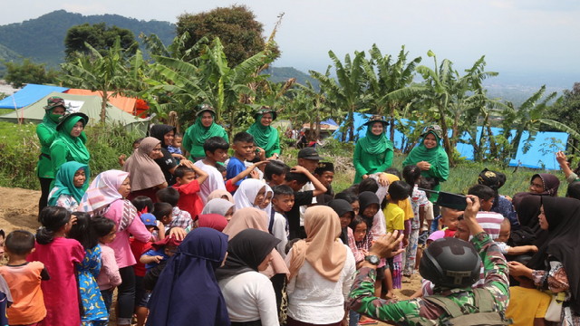 You are currently viewing Persit Yonif Raider 300/Bjw Ajak Youtuber Hibur Korban Gempa