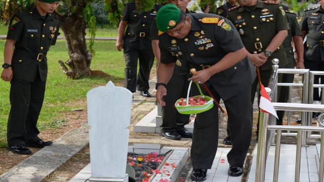 You are currently viewing Peringati Hari Juang TNI AD 2022, Korem 043/Gatam Ziarah Rombongan